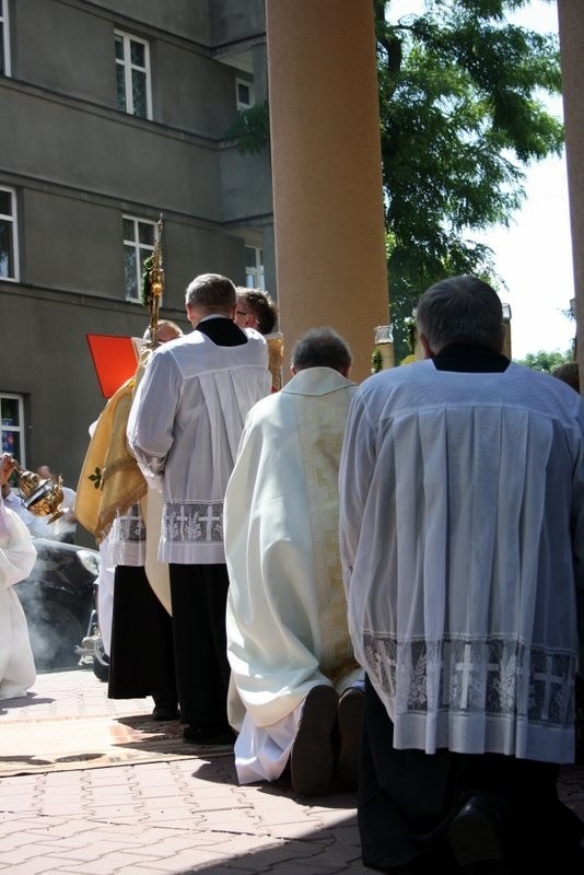 Boże Ciało 2014 w Zabrzu: procesja z kościoła św.Anny w...