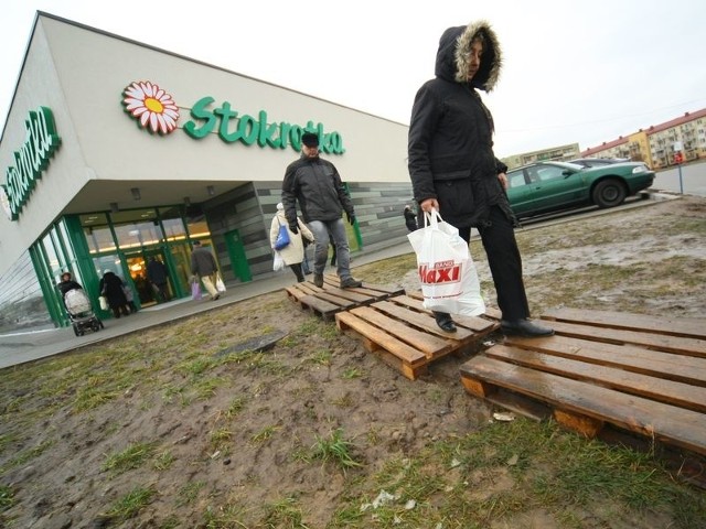 Europalety, po których chodzą klienci Stokrotki, są mokre i ułożone nierówno.