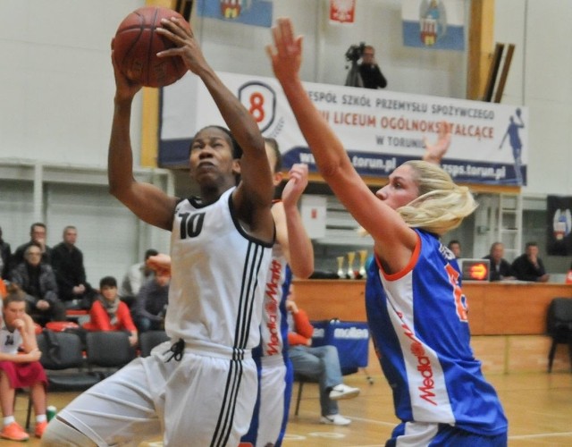 Energa dwa razy pokonała Basket - w turnieju przed sezonem 92:72 i teraz różnicą 10 punktów.