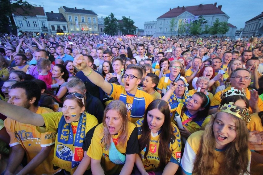 Wielka feta Vive Tauronu w Kielcach na Rynku. Tysiące kibiców dziękowały naszym potrójnym mistrzom