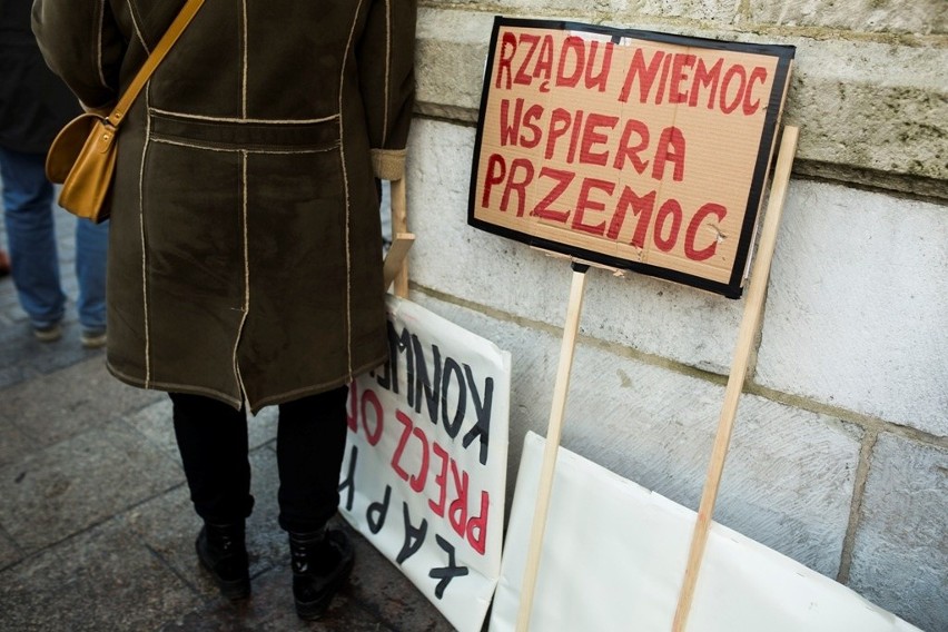 "Dość niszczenia państwa". Protest opozycji w centrum Krakowa [WIDEO, ZDJĘCIA]
