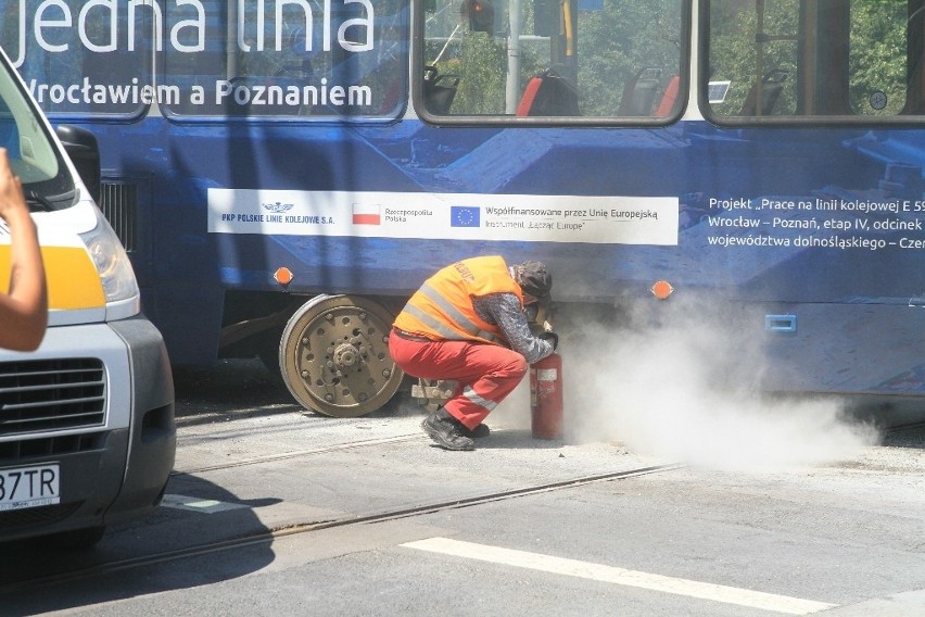 Wypadek tramwaju na Żmigrodzkiej. Wagon się zapalił. Dwanaście osób rannych [ZDJĘCIA]