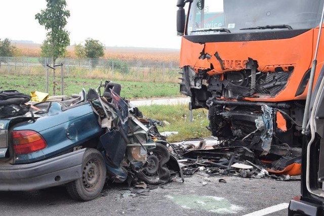 Do tragicznego wypadku doszło w piątek w południe w Lenartowicach (powiat pleszewski). W zderzeniu ciężarówki z samochodem osobowym zginął kierowca auta osobowego. Zobacz kolejne zdjęcie --->