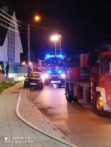 Pruszcz Gdański. Pożar dachu domu wielorodzinnego na Kochanowskiego w nocy 30.07/31.07.2020. W akcji 6 zastępów strażaków