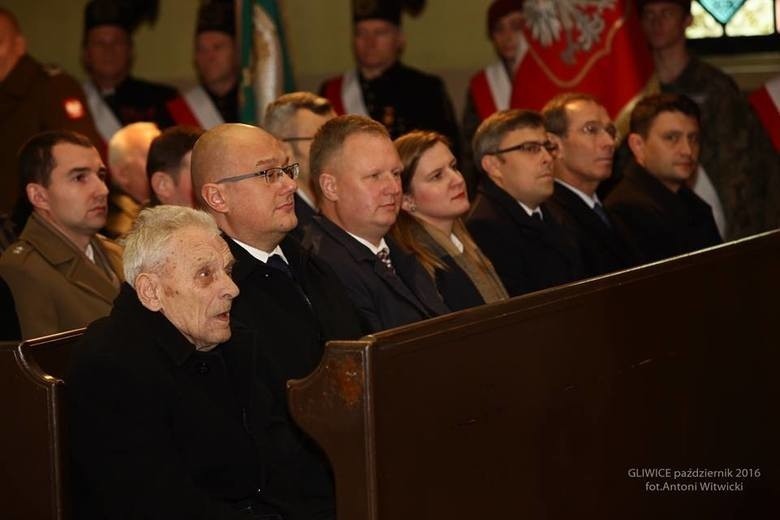 Mjr Aleksander Tarnawski podczas uroczystości odsłonięcia...