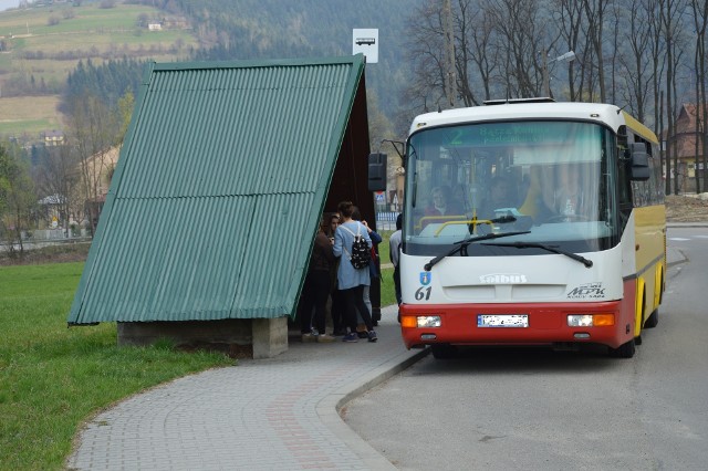 Póki co radni w ramach podjętej  uchwały wyrazili zgodę, aby młodzież z Nowego Sącza, która dojeżdża do szkół poza miastem, płaciła za bilet miesięczny nie 49 zł, a 22,70 zł.