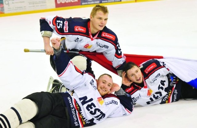 Daniel Miinge (klęczy), Piotr Winiarski i Kamil Kalinowski (z prawej) zostają w Toruniu na kolejny sezon