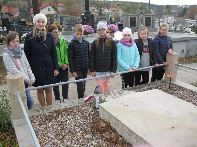 Uczniowie Szkoły Podstawowej numer 11 w Starachowicach przy grobie Eugeniusza Wydrzyckiego na starachowickim cmentarzu przy ul. Zgodnej