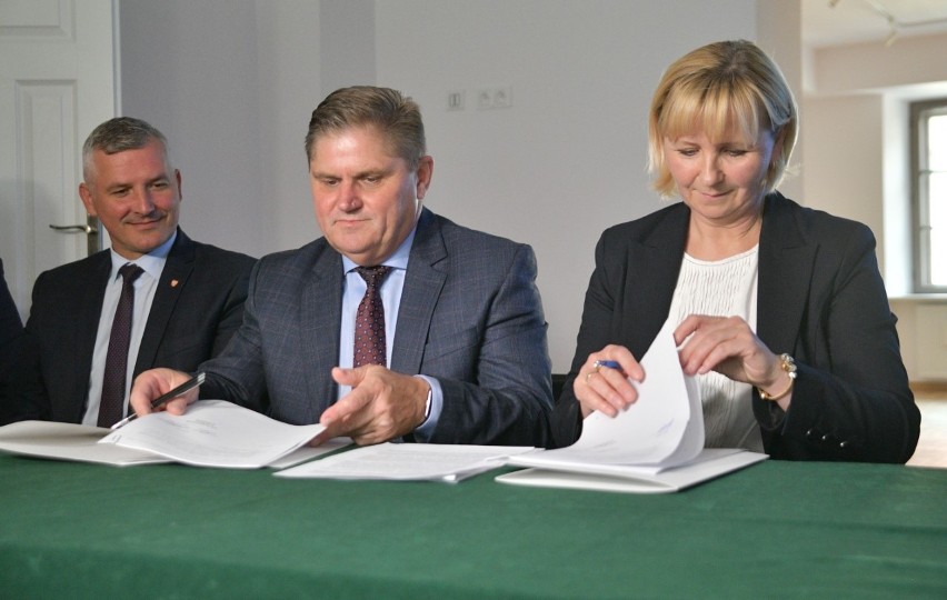 Umowę podpisali dyrektor Muzeum imienia Malczewskiego,...