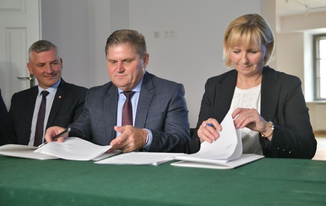 Umowę podpisali dyrektor Muzeum imienia Malczewskiego, Leszek Ruszczyk i prezes firmy Group AV, Agata Sitek.