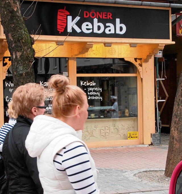 Na Krupówkach tradycyjne góralskie jedzenie jest wypierane przez fast foody. Do zapiekanek i hamburgerów dołącza teraz kebab.