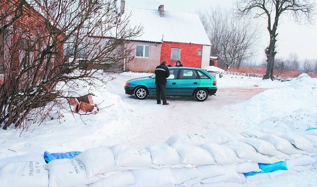 Wokół domu Rudnickich w Występie leżą worki z piaskiem