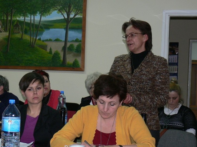   Halina Tuśnio, dyrektor Szkoły Podstawowej nr1 w Suchedniowie, dziękowała radnym za przekazanie pieniędzy na rzecz rozbudowy placówki.