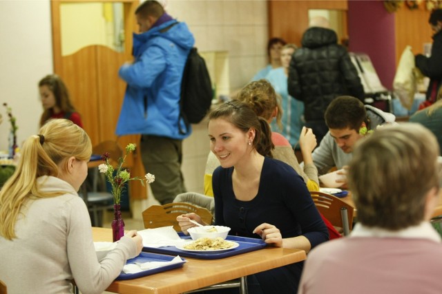 Kolejki w Misiu są codziennie. Przychodzą tu nie tylko studenci, profesorowie, ale i emeryci. Ceny nie są wygórowane