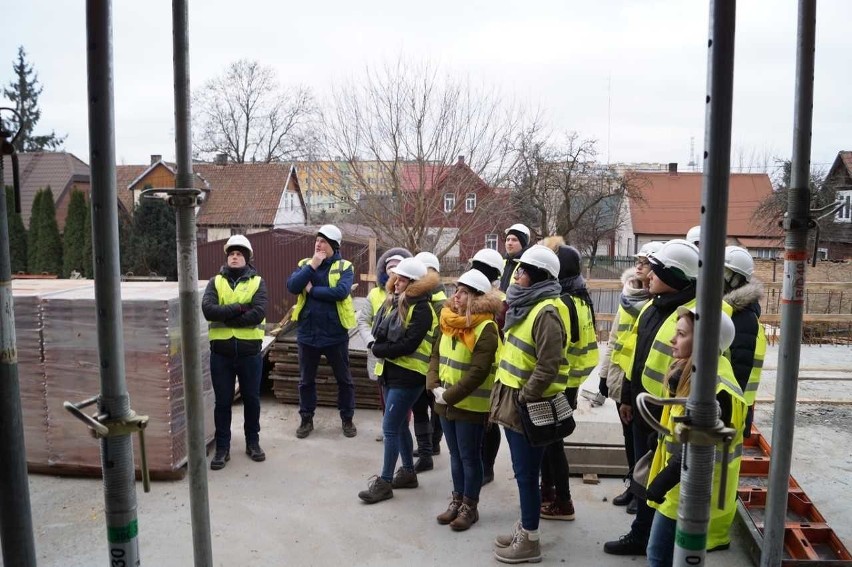 Promocja pracy w branży budowlanej. Białostocki Palisander pokazuje studentom na czym polega ta praca