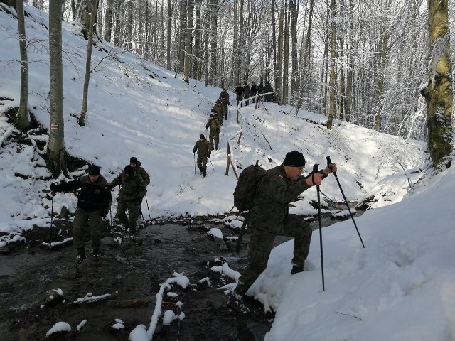 Opady śniegu, mróz wymuszały na żołnierzach odpowiednie przygotowanie się do wykonywania zadań