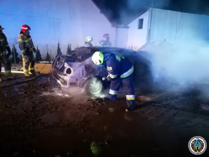 Pożar samochodu w Nowogrodzie. Auto spłonęło doszczętnie