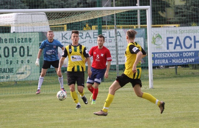 Piłkarze Siarki Tarnobrzeg (koszulki w pasy) rozegrali w  czwartkowe popołudnie sparingowy mecz z Wisłą Sandomierz.