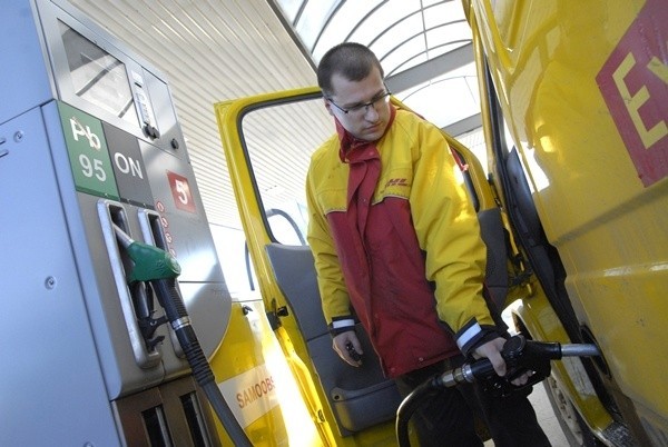 Dawid Malinowski ze Słupska tankuje paliwo na stacji MZK przy ul. prof. Poznańskiego w Kobylnicy.