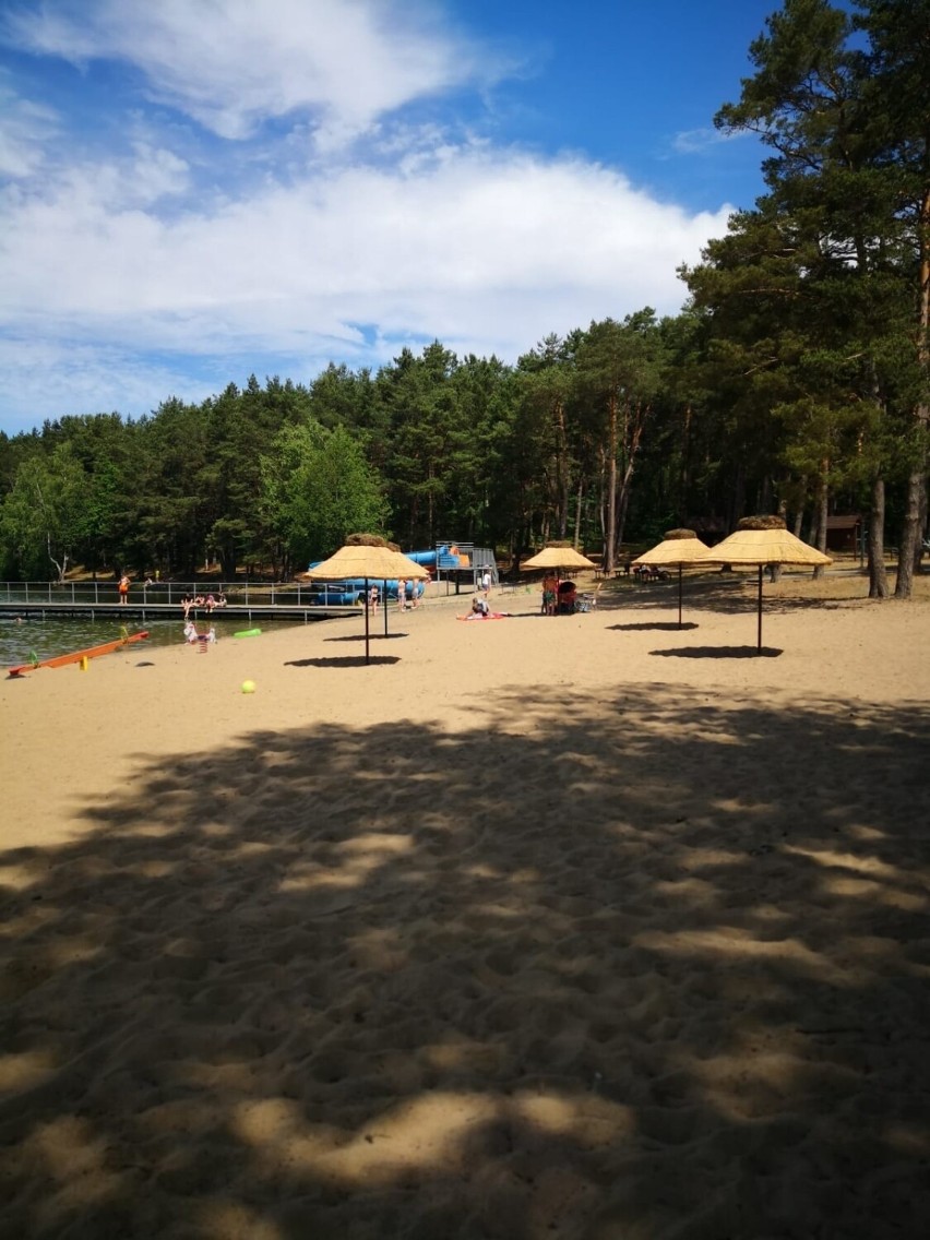 Haiti na plażach nad jeziorami w Miastku i Świeszynie! Pojawiły się parasole z trzciny, brakuje tylko baru i napojów z parasolkami