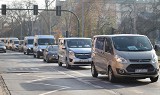 Kolumna busów przejechała przez Kraków. To protest przedsiębiorców zajmujących się transportem [ZDJĘCIA]