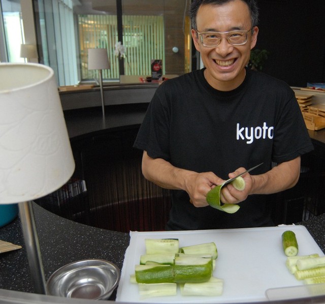 - Dobrze, gdy najwyższe umiejętności idą w parze z ładnym uśmiechem. Tak z pewnością jest w przypadku nowego kucharza rzeszowskiej restauracji Kyoto - Japończyka Noritada Saito. Fot. Krystyna Baranowska