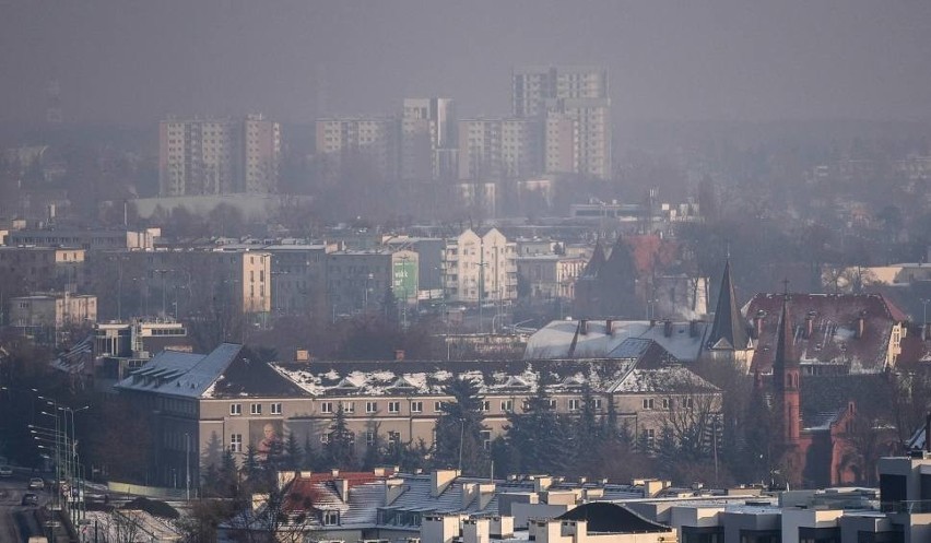 Poziomem zanieczyszczenia powietrza w Poznaniu wyróżniają...