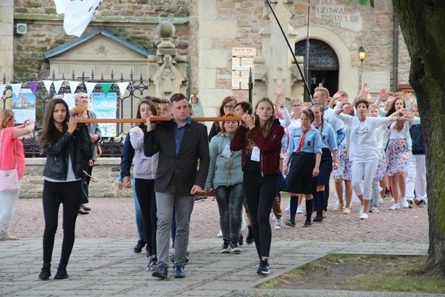 Symboliczna procesja z fary na Rynek Wielki w Szydłowcu podczas Festiwalu Body.