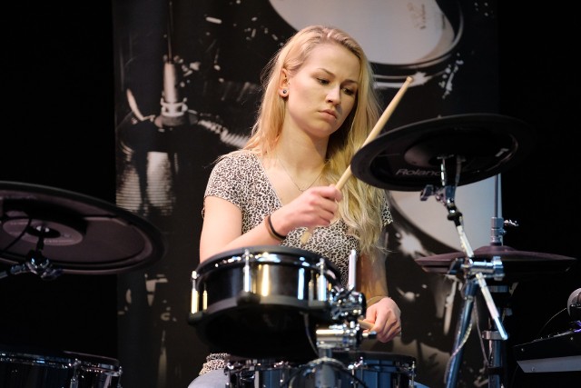 Julita Wawreszuk od dziewięciu lat uczy się śpiewu. Od niedawna odkryła w sobie pasję do gry na perkusji.