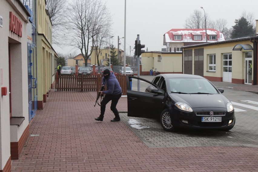 Zamaskowany bandyta z karabinem maszynowym wbiega do...