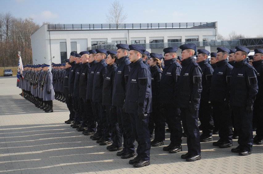 Kraków. Nowe twarze w szeregach małopolskiej policji. Wśród funkcjonariuszy również kobiety [ZDJĘCIA]