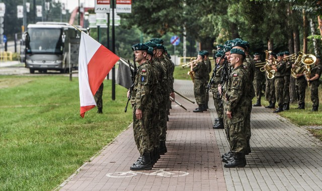 Żołnierze już w piątek przygotowywali się do Parady Wojskowej, która jutro z okazji Święta Wojska Polskiego przejdzie ul. Gdańską o 12.30