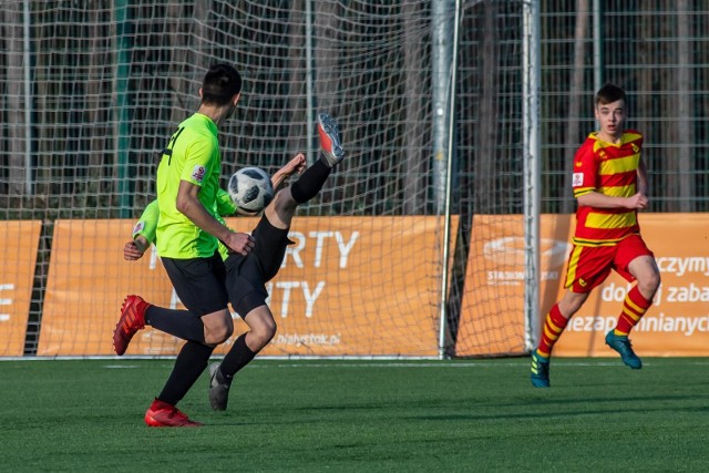 Jagiellonia Białystok (na żółto-czerwono) przegrała 1:2 z rówieśnikami z Escoli Varsovia Warszawa