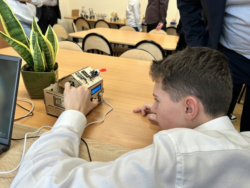 W szkole w Ruszczy otwarto nową pracownię Odnawialnych Źródeł Energii