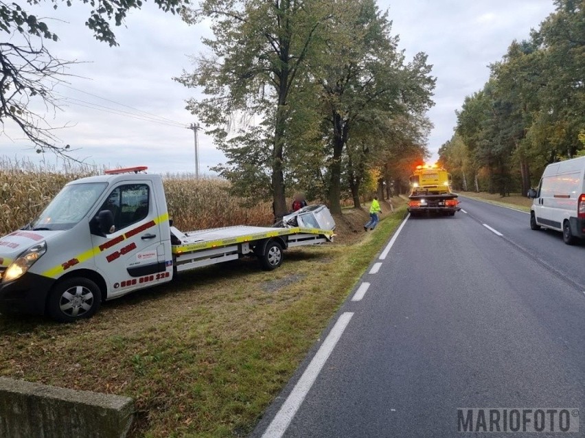 Wypadek w Trzebiszynie. Dachowanie volkswagena. 60-latek...