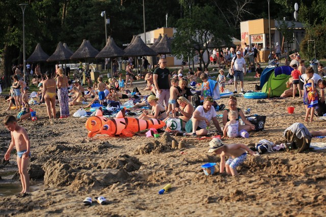 Upalna sobota w Poznaniu. Tłumy na plaży w Strzeszynku. Zobacz zdjęcia --->