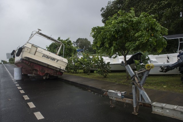 Łódź, która jakimś cudem znalazła się na drodze na Guadelupie