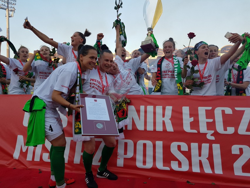 Szalona radość z mistrzostwa Polski. Tak świętują piłkarki Górnika Łęczna [ZDJĘCIA, WIDEO]