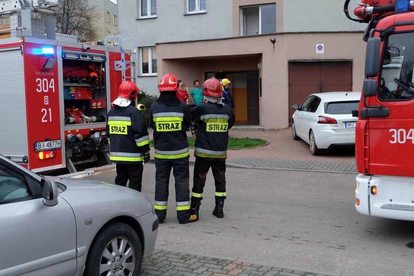 Pożar na Nowym Mieście. Palił się blok na skrzyżowaniu...