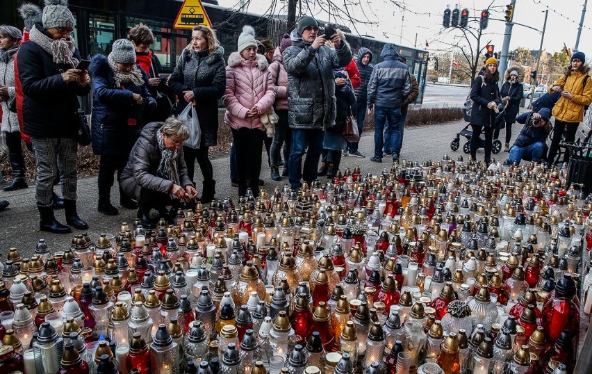 Żałoba na ulicach Gdańska. Modlitwy, kwiaty i znicze w różnych częściach miasta. Mieszkańcy oddają hołd Pawłowi Adamowiczowi [zdjęcia]