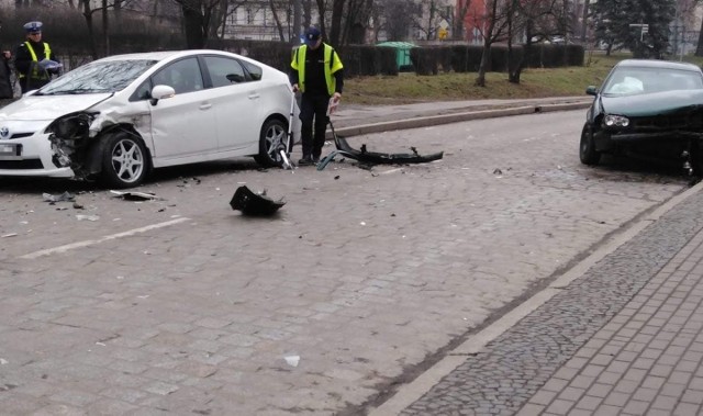 Zderzenie toyoty i volkswagena w Brzegu.