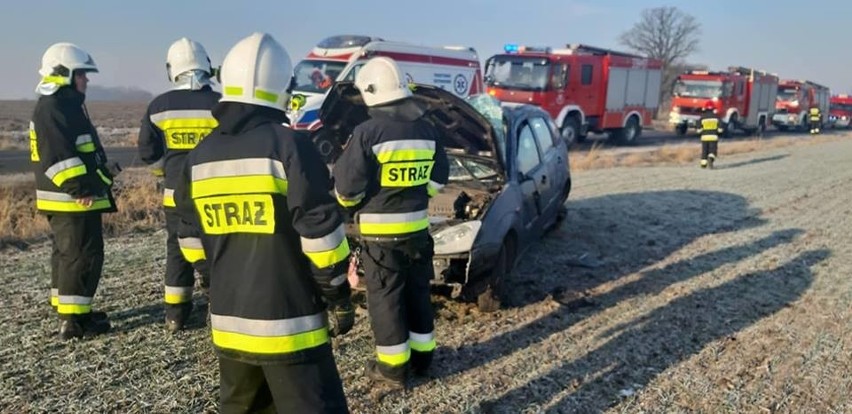 Samochód osobowy dachował pod Wrocławiem [ZDJĘCIA]