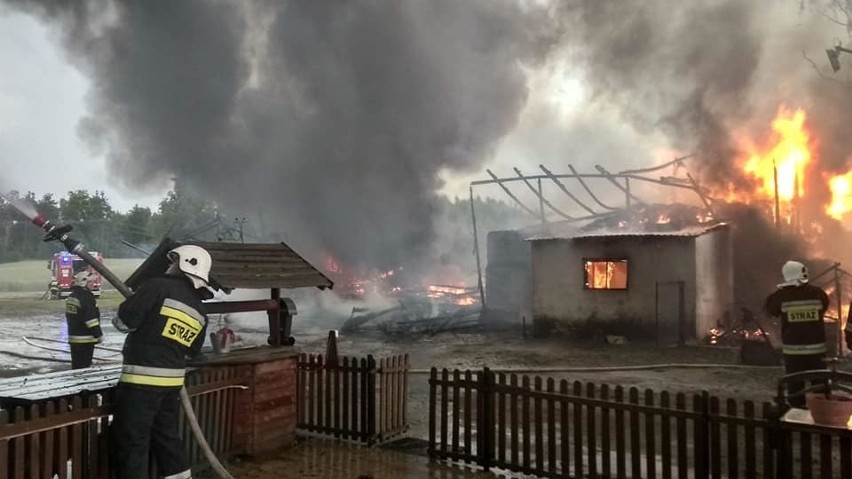 Piorun uderzył w stodołę! Pożar w Mikołajkach Pomorskich. Od płomieni zawalił się strop [zdjęcia]