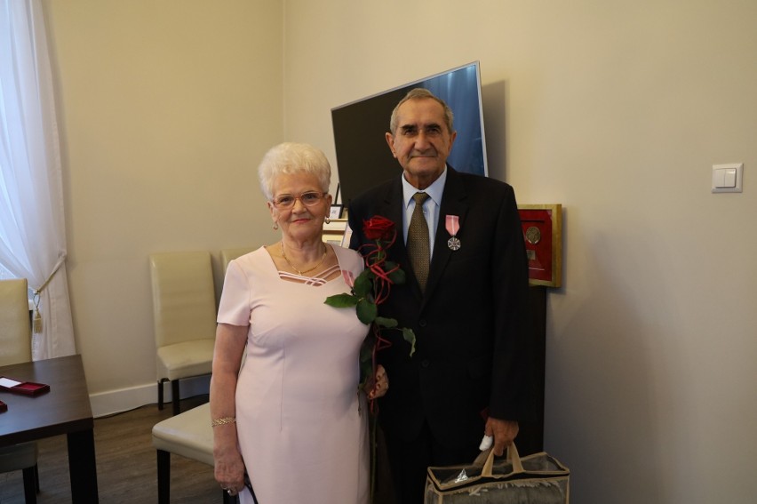 Ostrów Mazowiecka. Złote Gody. Małżeństwa z 50-letnim stażem z medalami przyznanymi przez Prezydenta RP. 9.12.2021. Zdjęcia