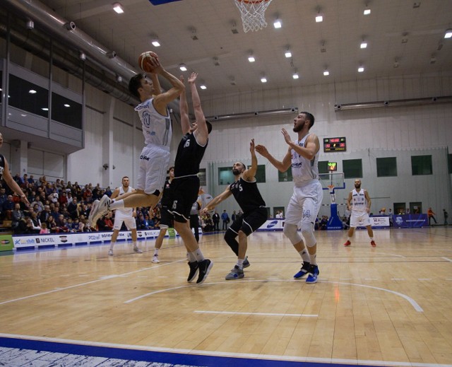 Bartosz Jankowski (z piłką) zdobył w sobotnim meczu 16 punktów dla Biofarmu Basket