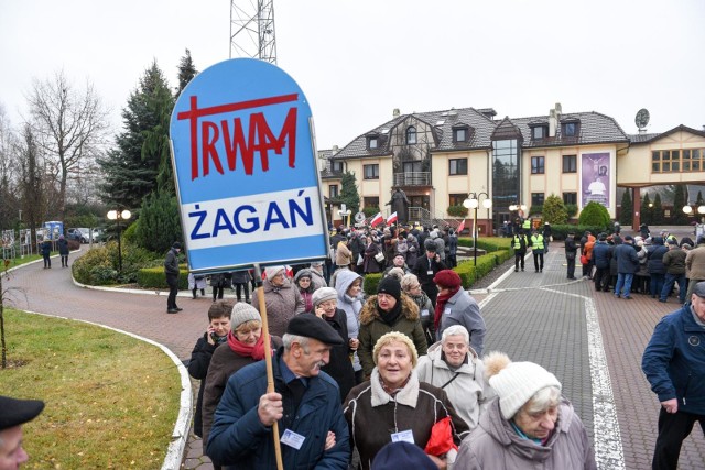 Prezes PiS Jarosław Kaczyński w liście na 28. urodziny Radia Maryja dziękował Bogu za dyrektora rozgłośni o. Tadeusza Rydzyka.  I mobilizował słuchaczy przed majowymi wyborami  prezydenta RP.Na urodziny Radia Maryja, tradycyjnie organizowane w pierwszą sobotę grudnia, zjechali pielgrzymi z całej Polski. Najpierw odwiedzali siedzibę rozgłośni przy ulicy Żwirki i Wigury oraz kompleks przy Porcie Drzewnym, którego centralnym punktem jest kościół pod wezwaniem Maryi Gwiazdy Nowej Ewangelizacji i św. Jana Pawła II. Popołudniu zjawili się w Arenie Toruń, gdzie od kilku lat odbywa się główna część obchodów kolejnych rocznic powstania Radia Maryja, przede wszystkim urodzinowa msza święta. Wypełniona kilkoma tysiącami pielgrzymów hala zrobiła wrażenie na ojcu Rydzyku.CZYTAJ DALEJ >>>>>>Zobacz także: Gdzie kupić najtańszą choinkę w Toruniu? Cennik marketów i nadleśnictw 2019Zobacz także: Robbie Williams w Toruniu. Zobacz fotorelację!