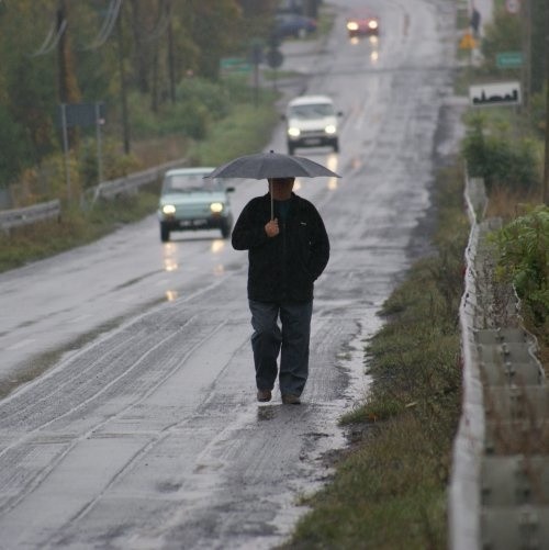 Trzeba mieć wiele odwagi, żeby poruszać się pieszo po drodze w Moczkowie.