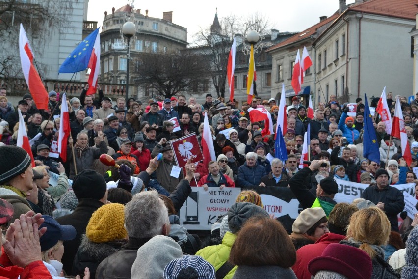 Manifestacja Komitetu Obrony Demokracji w Bielsku-Białej [ZDJĘCIA, WIDEO]