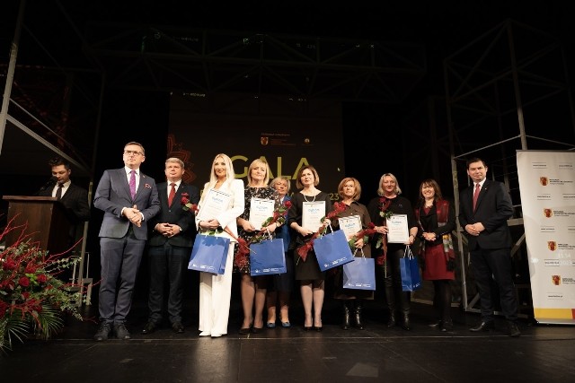 Wyróżnienie w konkursie Pracownik Pomocy Społecznej Województwa Łódzkiego Roku 2023 dla Anety Mazik, dyrektor Domu Pomocy Społecznej w Radziechowicach (czwarta z prawej)