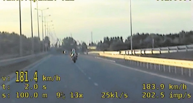 W cztery tygodnie pomorscy policjanci zatrzymali łącznie z powodu przekroczenia prędkości o ponad 50 km/godz. 86 praw jazdy.  Ten motocyklista tak się spieszył, że jechał ponad 180 km na godzinę